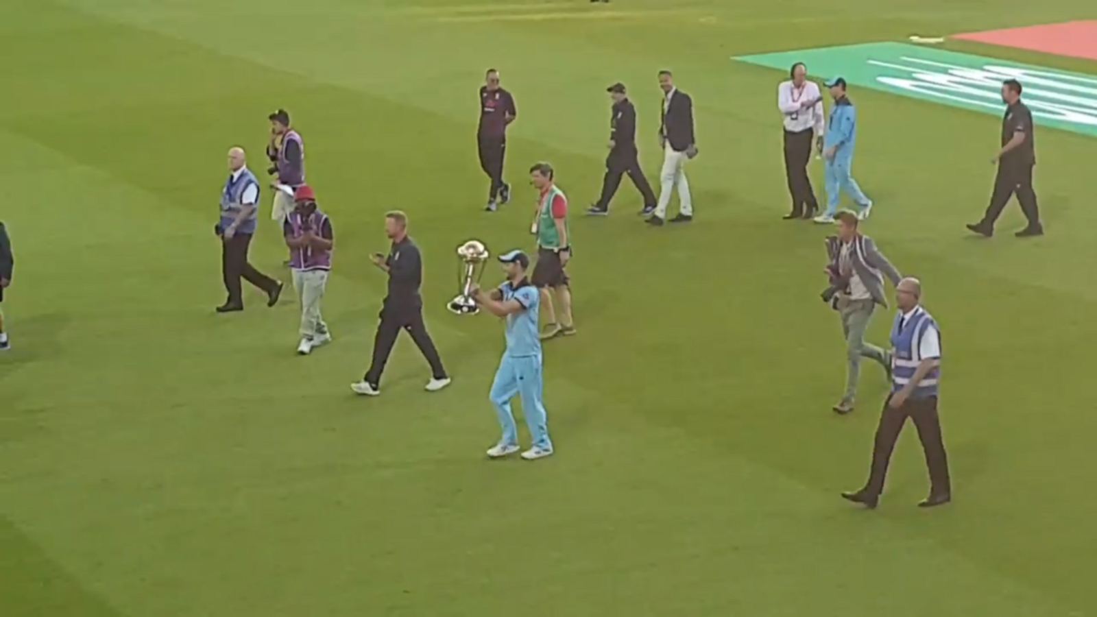 Eoin Morgan carrying the Cricket World Cup trophy